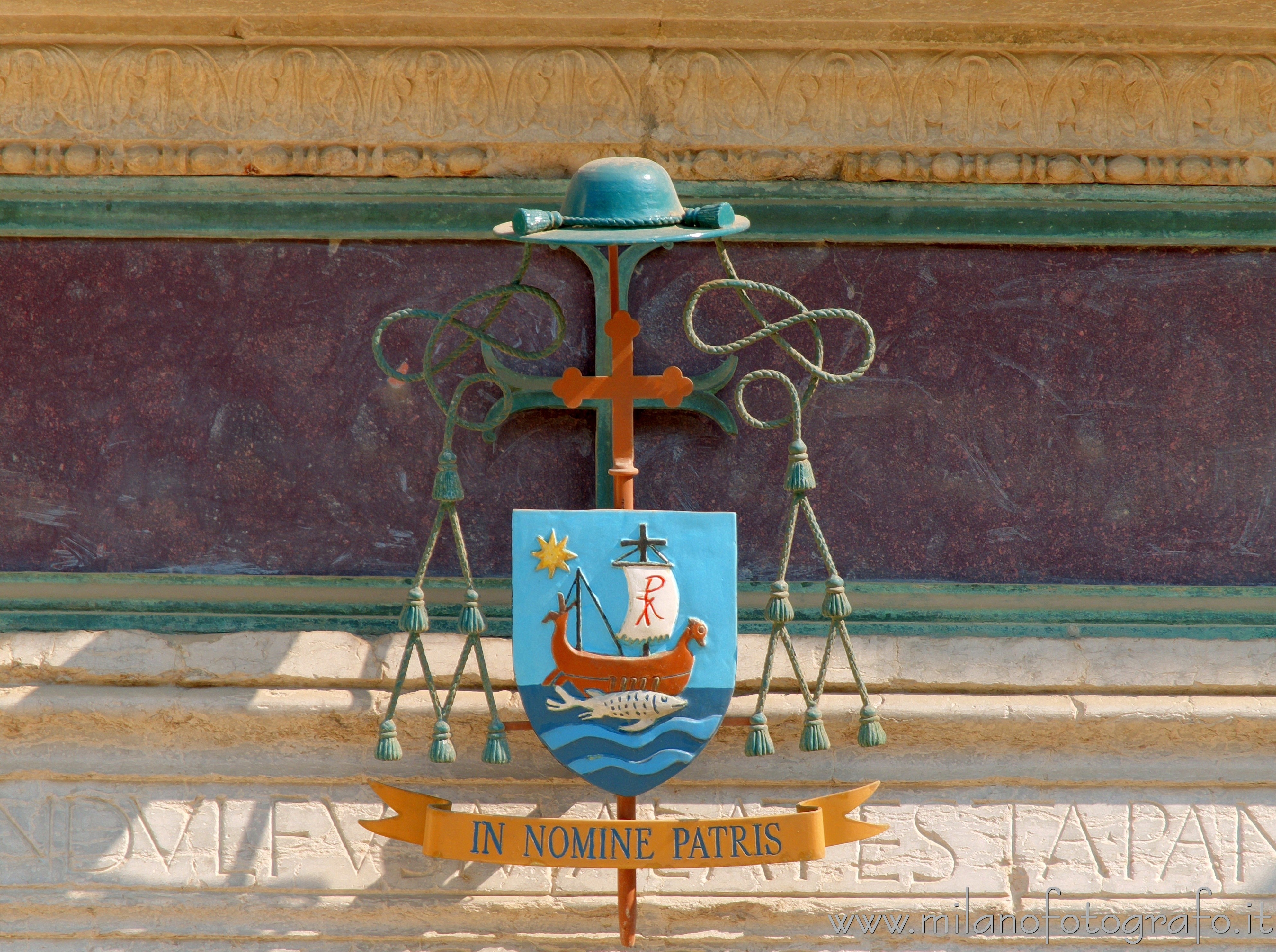 Rimini - Stemma vescovile sulla facciata del Tempio Malatestiano